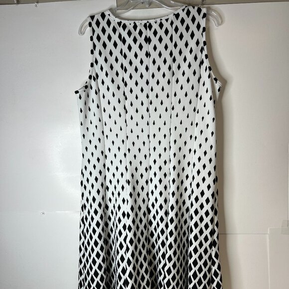 HAANI Woman Size 2X Flare Dress White Black Diamond Pattern Sleeveless Keyhole - Picture 5 of 6